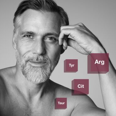 Älterer, fitter Mann mit Aminosäure-Symbolen, Gesundheit und Wohlbefinden.